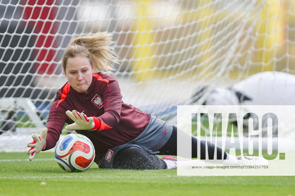 LEUVEN , PILKA NOZNA KOBIET ( WOMEN S FOOTBALL) TRENING OFICJALNY PRZED POLFINALEM BARAZY MISTRZOSTW SWIATA 2027 TRENING NZ. KINGA SEWERYN FOTO RADOSLAW JOZWIAK CYFRASPORT NEWSPIX.PL --- Newspix.pl RA2_6268