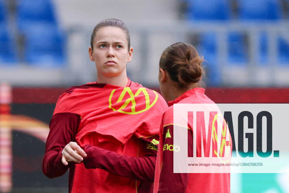 German Women s National Soccer Team Final Training Session Friendly Match: Germany vs. Australia Pictured, from left: Goalkeeper Stina Johannes, Germany