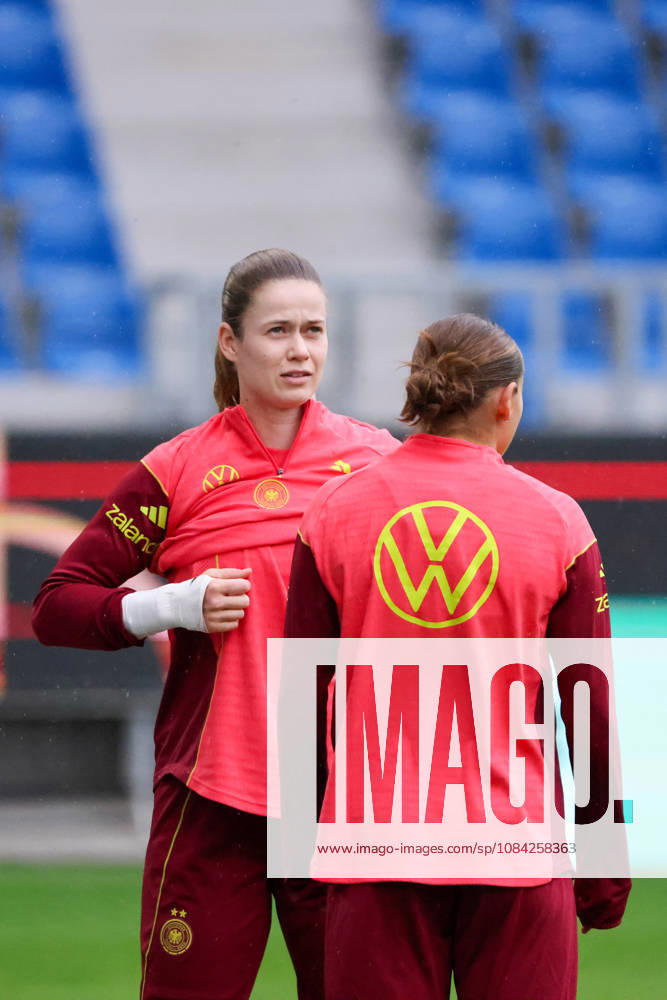 German Women s National Soccer Team Final Training Session Friendly Match: Germany vs. Australia Pictured, from left: Goalkeeper Stina Johannes, Germany