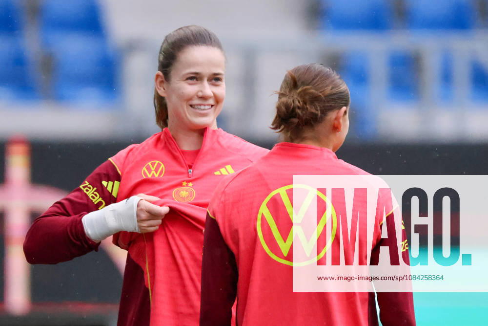 German Women s National Soccer Team Final Training Session Friendly Match: Germany vs. Australia Pictured, from left: Goalkeeper Stina Johannes, Germany