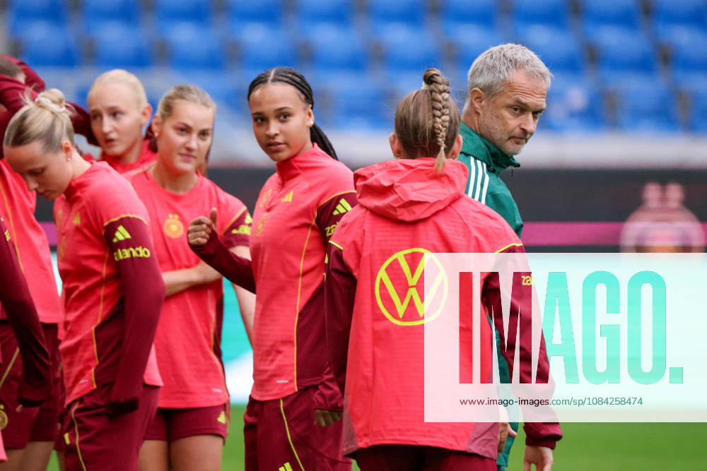 Karlsruhe, Germany, October 8, 2026—German Women s National Soccer Team: Final training session for the friendly match between Germany and Australia. Pictured: Lisa Baum of Germany (center) and national team coach Christian Wück of Germany.