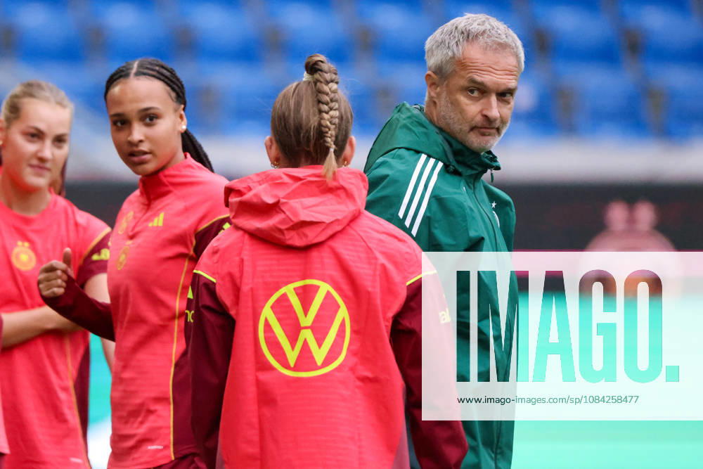 German Women s National Soccer Team: Final Training Session for the Friendly Match Between Germany and Australia Pictured, from left: Lisa Baum (Germany) and National Team Coach Christian Wück (Germany)