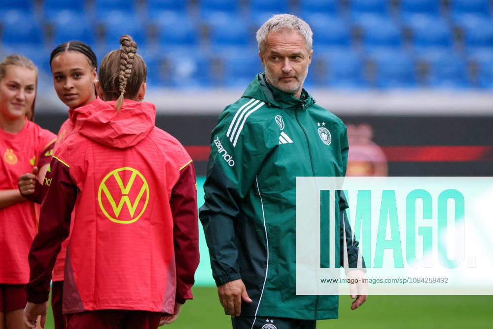 German Women s National Soccer Team: Final Training Session for the Friendly Match Between Germany and Australia Pictured, from left: Lisa Baum (Germany) and National Team Coach Christian Wück (Germany)