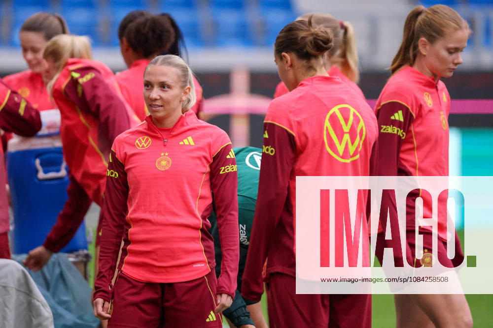 German Women s National Soccer Team Final Training Session Friendly Match: Germany vs. Australia Pictured, from left: Elisa Senß Senss, Germany