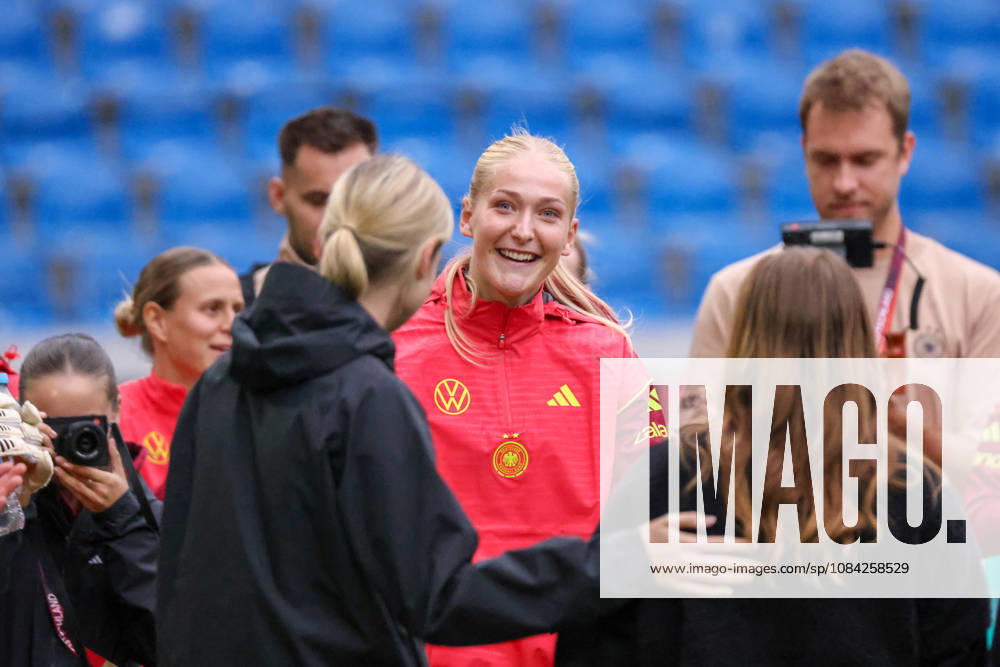 German Women s National Soccer Team: Final practice for the friendly match between Germany and Australia. Pictured: Camilla Küver. Küver is named Player of the Match by the DFB Women s Fan Club.