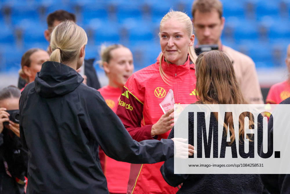 German Women s National Soccer Team: Final practice for the friendly match between Germany and Australia. Pictured: Camilla Küver. Küver is named Player of the Match by the DFB Women s Fan Club.