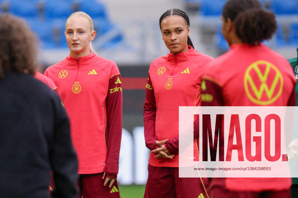 German Women s National Soccer Team: Final Training Session for the Friendly Match Between Germany and Australia. Pictured from left: Luzie Zähringer (Zaehringer) of Germany, who was added to the roster, and Lisa Baum of Germany