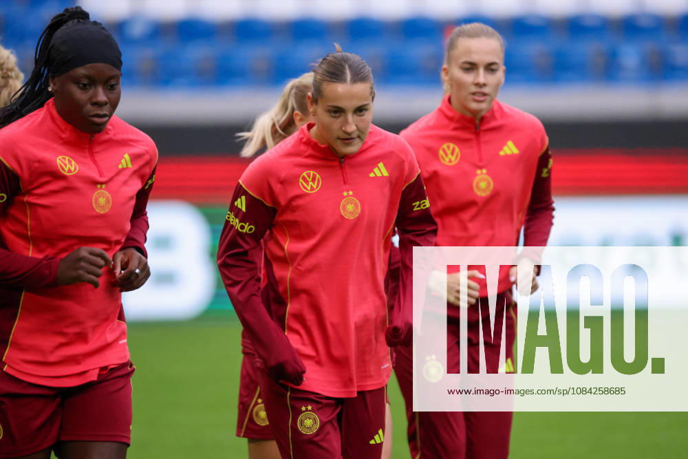 German Women s National Soccer Team: Final Training Session for the Friendly Match Between Germany and Australia Pictured, from left: Nicole Anyomi (Germany), Carlotta Wamser (Germany), and Laura Freigang (Germany)