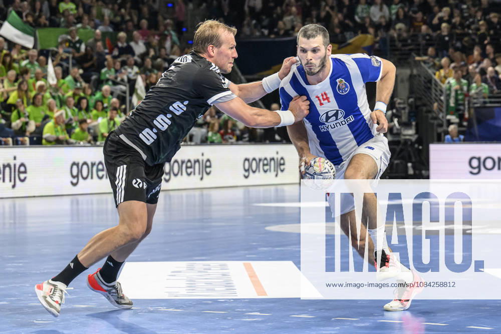 In the photo, from left: Max Darj, Füchse Berlin, 05; Rui Silva, FC Porto, 14; one-on-one, action, battle, fighting for the ball, GER, Berlin, handball, Füchse Berlin vs. FC Porto, EHF Champions League, Matchday 3 of Group A, at the Max Schmeling Halle, Am Falkplatz 1, October 8, 2026,