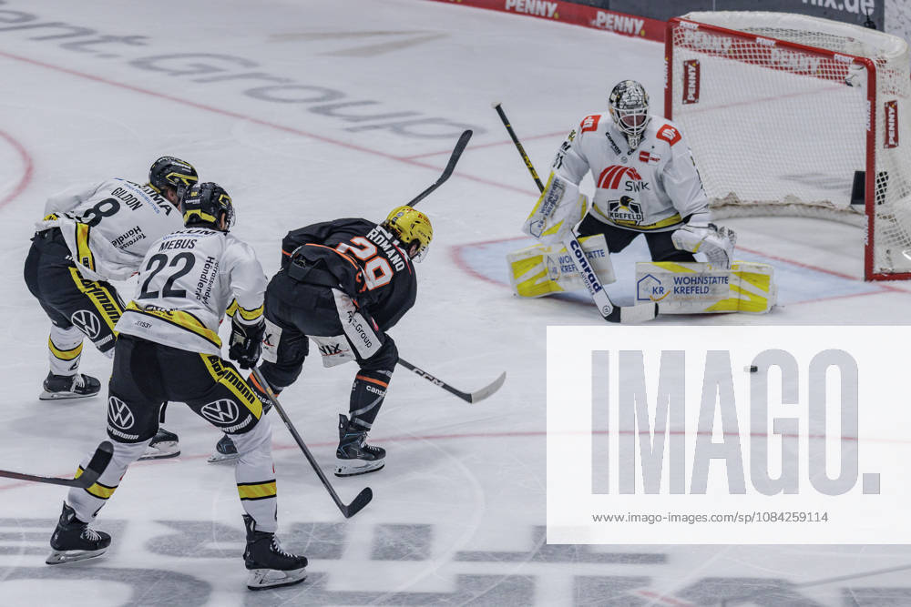 Penny DEL Löwen Frankfurt vs. Krefeld Pinguine, October 8, 2026 Anthony Romano (Löwen Frankfurt) 29 under pressure from Oliver Mebus (Krefeld Pinguine) 22 and Max Gildon (Krefeld Pinguine) 8, Löwen Frankfurt vs. Krefeld Pinguine, Frankfurt, NIX Ice Arena