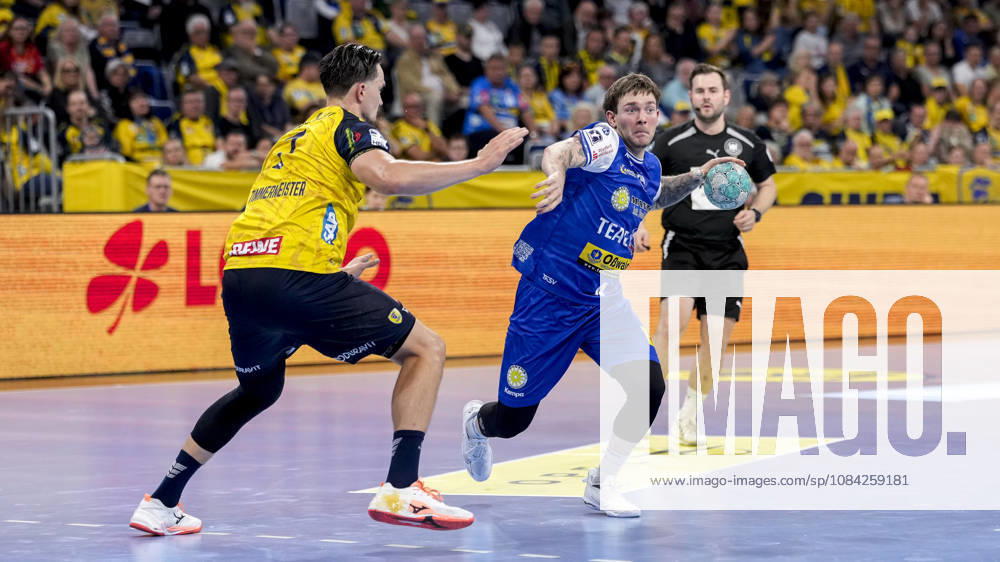 From left: Robert Timmermeister (RNL), 7, Elias Scholtes (ThSV), 4, tackle, game scene, duel, tackle, tackling, dynamism, action, 08 10 2026, Mannheim, Germany, handball, Bundesliga, Rhein-Neckar Löwen vs. ThSV Eisenach