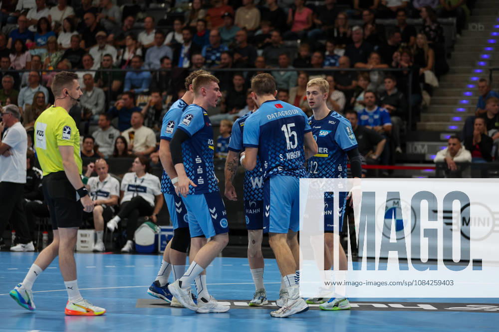 After Simone Mengon s goal for TVB Stuttgart (No. 15), his teammates celebrate with him. GER, TVB Stuttgart vs. HSG Wetzlar, Handball, Opel Handball Bundesliga, Matchday 8, 2026–2027 season, October 8, 2026, GER, TVB Stuttgart vs. HSG Wetzlar, Handball, Opel Handball Bundesliga, Matchday 8, 2026–2027 season, October 8, 2026, Stuttgart