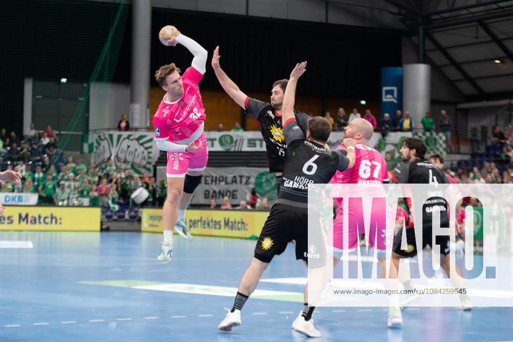 Handball, HBL2: SC DHfK Leipzig vs. TuS N Lübbecke, October 8, 2026; Franz Semper 32; SC DHfK Leipzig shoots from the backcourt; Handball, 2nd Bundesliga, 2026–2027 season, Matchday 7: SC DHfK Leipzig vs. TuS N Lübbecke on October 8, 2026, at the Quarterback Immobilien Arena Leipzig