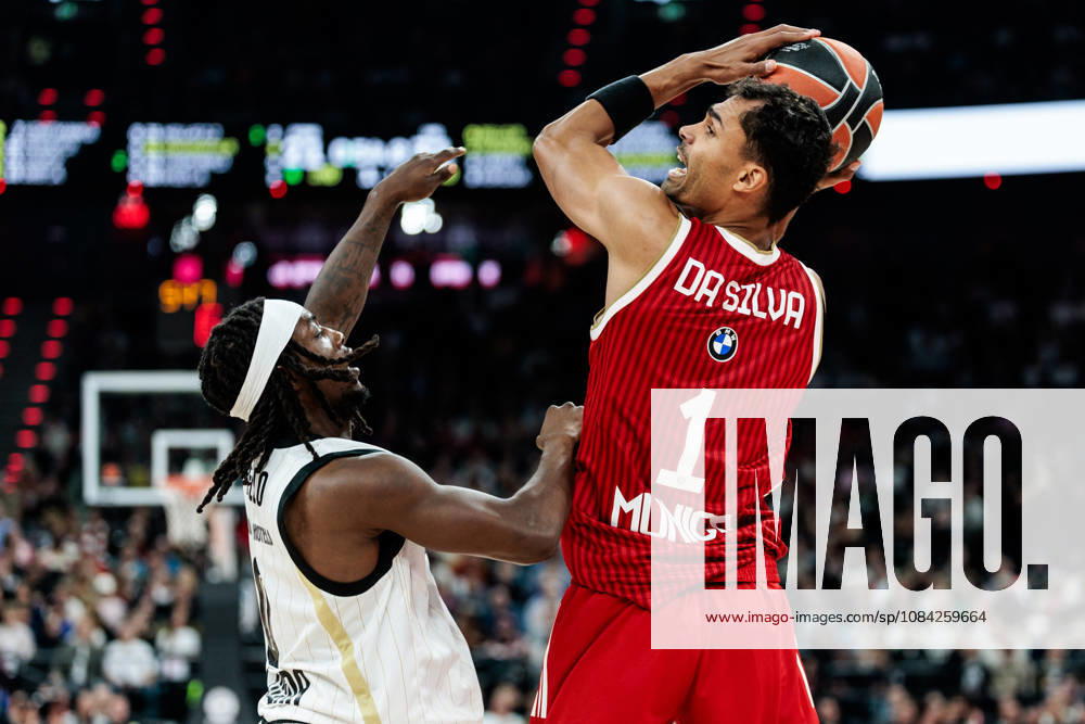 Oscar Da Silva (FC Bayern Muenchen, 1) controls the ball against Rasheed Bello (Virtus Bologna, 0) during the Turkish Airlines EuroLeague match between FC Bayern Muenchen vs. Virtus Bologna at SAP Garden on round 4 of Turkish Airlines EuroLeague on October 08, 2026 in Munich, Germany. Bavaria Germany