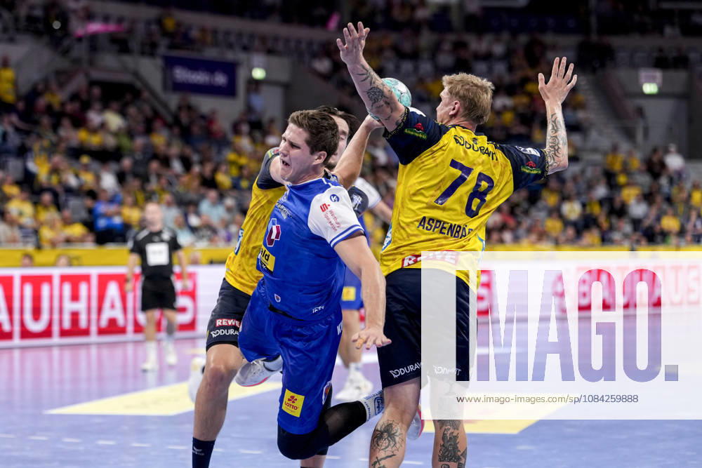 From left: Robert Timmermeister (RNL), 7; Vukasin Antonijevic (ThSV), 41; Edwin Aspenbäck (RNL), 78; tackle, game scene, duel, tackle, tackling, dynamism, action, 08 10 2026, Mannheim, Germany, handball, Bundesliga, Rhein-Neckar Löwen vs. ThSV Eisenach