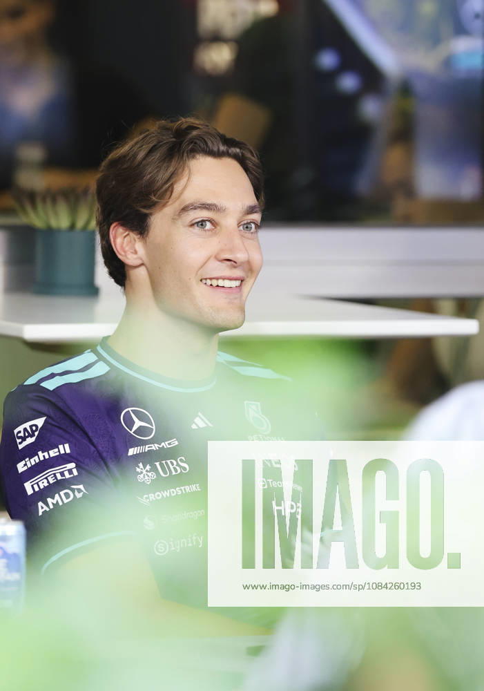 GEORGE RUSSELL of Mercedes-AMG Petronas Formula One Team smiles and enjoys a cheerful conversation in the team s hospitality area in the paddock ahead of the 2026 Formula 1 Singapore Grand Prix at Marina Bay Street Circuit in Singapore. Singapore Singapore - ZUMAh201 20261008_zsp_h201_021