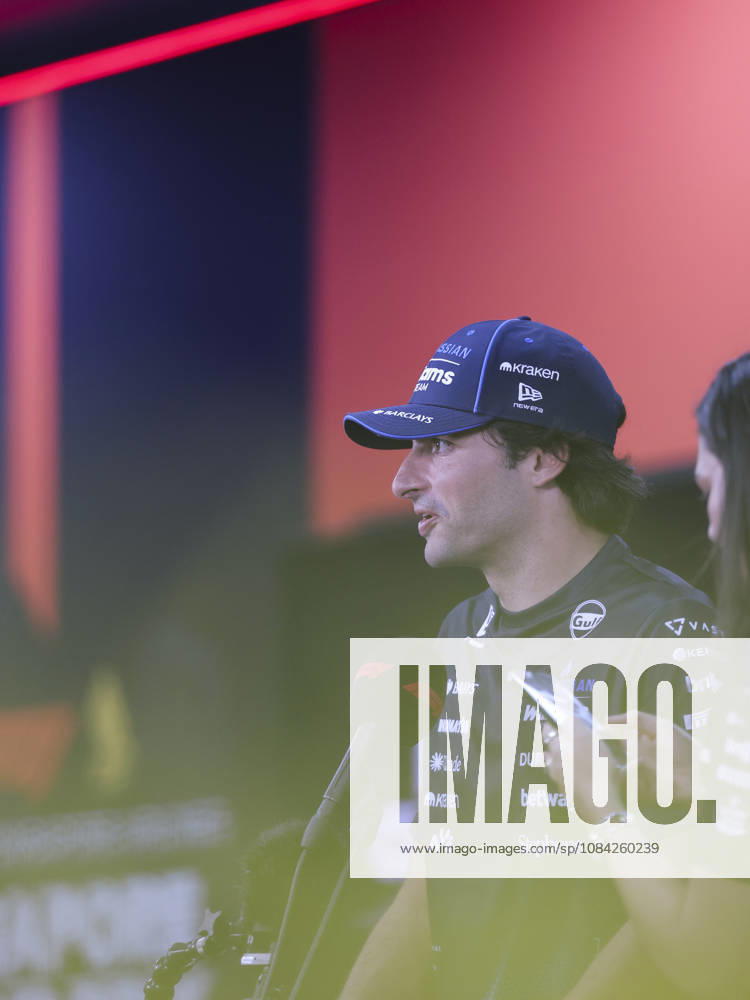 CARLOS SAINZ of Atlassian Williams Racing speaks to members of the media during a group interview in the paddock ahead of the 2026 Formula 1 Singapore Grand Prix at Marina Bay Street Circuit in Singapore. Singapore Singapore - ZUMAh201 20261008_zsp_h201_027