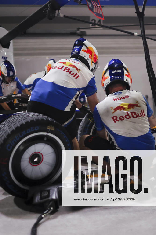 Members of the Visa Cash App Racing Bulls Formula One Team repeatedly practice pit stop procedures in the pit lane at Marina Bay Street Circuit, focusing on precision, speed and teamwork ahead of the 2026 Formula 1 Singapore Grand Prix in Singapore. Singapore Singapore - ZUMAh201 20261008_zsp_h201_042