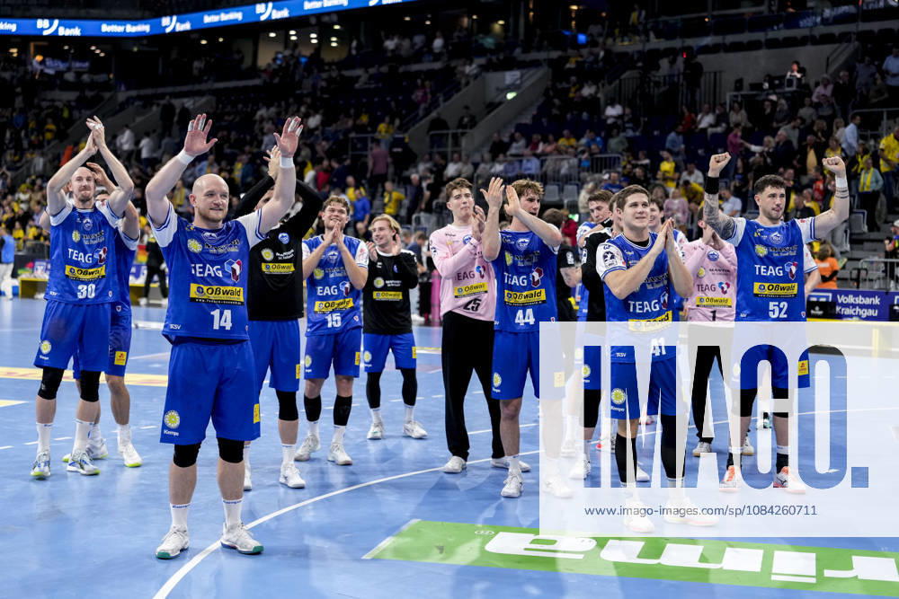 Players from ThSV Eisenach celebrate with the fans who traveled with them; celebration after the final whistle; joy over the victory; winners; celebrating; cheerful; positive; happy; optimistic; highlight; action; October 8, 2026, Mannheim, Germany, handball, Bundesliga, Rhein-Neckar Löwen vs. ThSV Eisenach