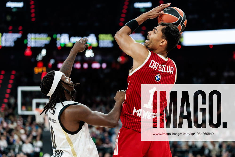Oscar Da Silva (FC Bayern Muenchen, 1) controls the ball against Rasheed Bello (Virtus Bologna, 0) during the Turkish Airlines EuroLeague match between FC Bayern Muenchen vs. Virtus Bologna at SAP Garden on round 4 of Turkish Airlines EuroLeague on October 08, 2026 in Munich, Germany. Bavaria Germany