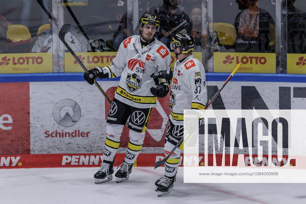 PEnny DEL Löwen Frankfurt vs. Krefeld Pinguine, October 8, 2026: Mathew Santos (Krefeld Pinguine, 95) scored the goal to make it 1–2 and celebrates with Max Newton (Krefeld Pinguine, 37), Löwen Frankfurt vs. Krefeld Pinguine, Frankfurt, NIX Ice Arena