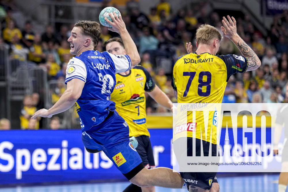 From left: Felix Aellen (ThSV), 22, Robert Timmermeister (RNL), 7, Edwin Aspenbäck (RNL), 78, tackle, game scene, duel, tackle, tackling, dynamic, action, 08 10 2026, Mannheim, Germany, handball, Bundesliga, Rhein-Neckar Löwen vs. ThSV Eisenach