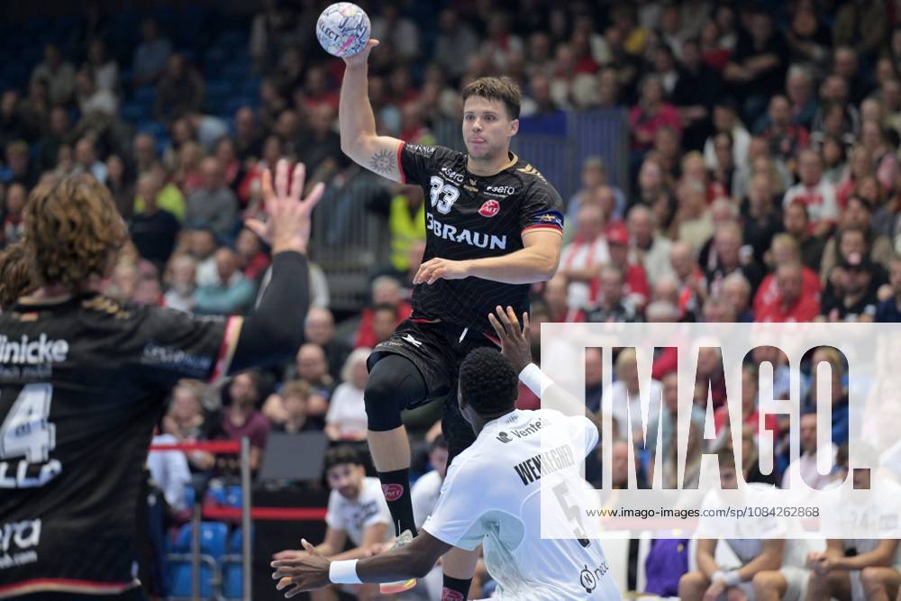 Aaron Mensing (MT Melsungen) 33 with the ball, Andre Wenkegheu Tchambou (HBC Nantes) 5 ahead, GER, MT Melsungen vs. HBC Nantes (FRA), Handball, Men s Champions League, Group Matches, 2026–2027 Season, October 8, 2026, GER, MT Melsungen vs. HBC Nantes Handball, Men’s Champions League, Group Match, 2026–2027 Season, October 8, 2026, Kassel