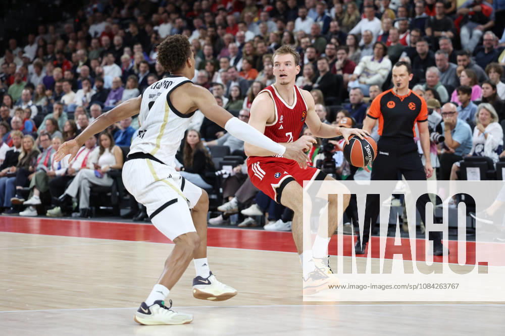 Justuz Hollatz, FC Bayern Basketball, 21, with the ball, with Kessler Edwards, Virtus Bologna, 09, GER, FC Bayern Basketball vs. Virtus Bologna, Basketball, EuroLeague, Matchday 4, 2026–2027 Season, October 8, 2026, GER, FC Bayern Basketball vs. Virtus Bologna, Basketball, EuroLeague, Matchday 4, 2026–2027 Season, October 8, 2026, Munich