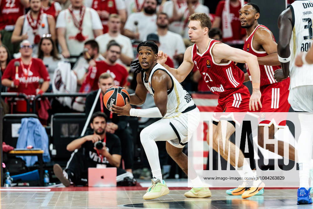 Marcus Carr (Virtus Bologna, 2) controls the ball against Justus Hollatz (FC Bayern Muenchen, 21) during the Turkish Airlines EuroLeague match between FC Bayern Muenchen vs. Virtus Bologna at SAP Garden on round 4 of Turkish Airlines EuroLeague on October 08, 2026 in Munich, Germany. Bavaria Germany