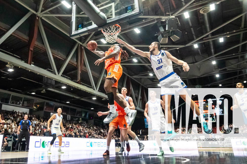 GER, BKT Eurocup, Basketball, Chemnitz, Niners Chemnitz vs. Neptunas Klaipeda, Cobe Williams (Niners Chemnitz), 24; Einaras Tubutis (Neptunas Klaipeda), 37; Chemnitz Messe, Chemnitz, Saxony, Germany