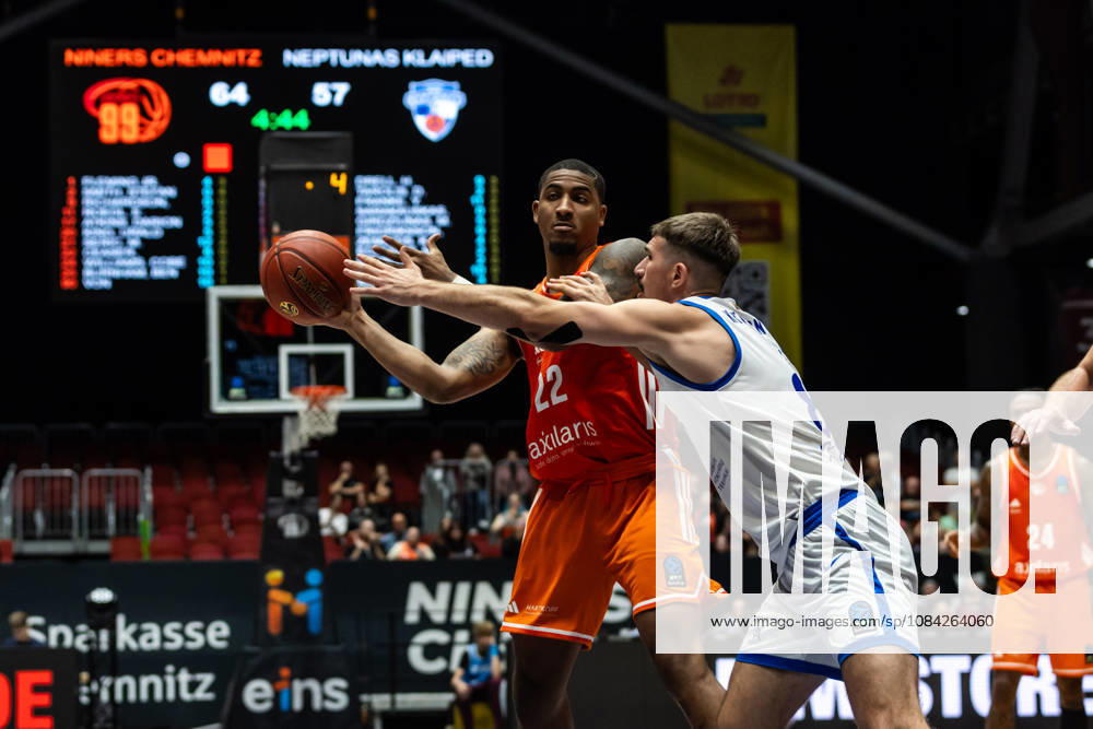 GER, BKT Eurocup, Basketball, Chemnitz, Niners Chemnitz vs. Neptunas Klaipeda, Nighael Ceaser (Niners Chemnitz), 22, Mindaugas Girdziunas (Neptunas Klaipeda), 8, Chemnitz Messe, Chemnitz, Saxony, Germany
