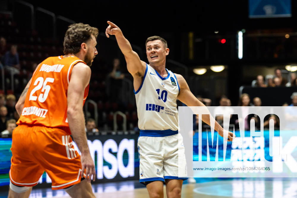 GER, BKT Eurocup, Basketball, Chemnitz, Niners Chemnitz vs. Neptunas Klaipeda, Elvar Fridriksson (Neptunas Klaipeda), No. 10 gives a hand signal, Chemnitz Messe, Chemnitz, Saxony, Germany