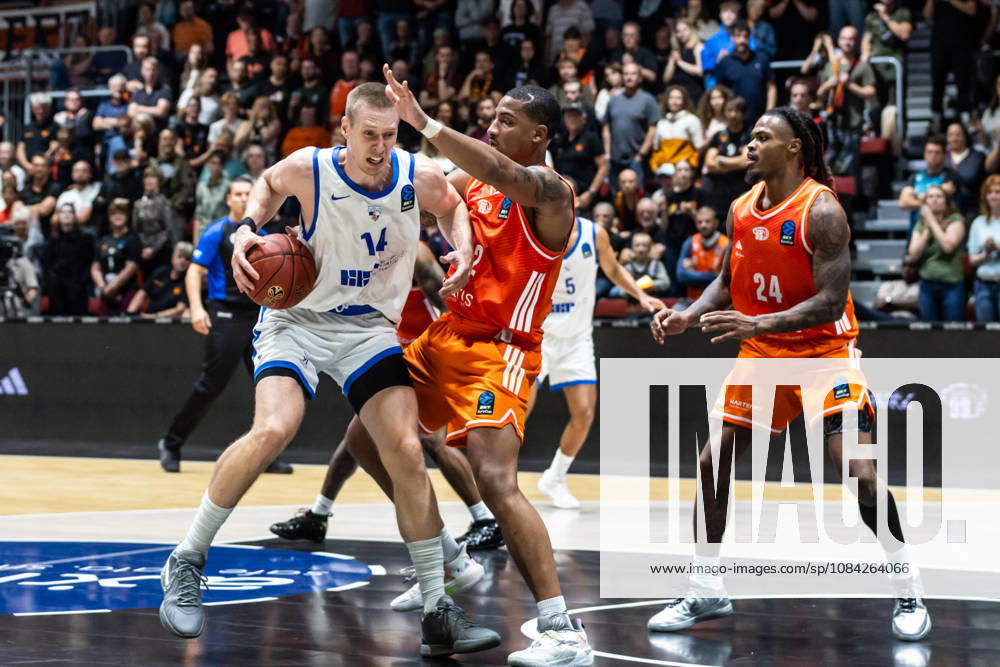 GER, BKT Eurocup, Basketball, Chemnitz, Niners Chemnitz vs. Neptunas Klaipeda, Martynas Echodas (Neptunas Klaipeda), 14, Nighael Ceaser (Niners Chemnitz), 22, Chemnitz Messe, Chemnitz, Saxony, Germany