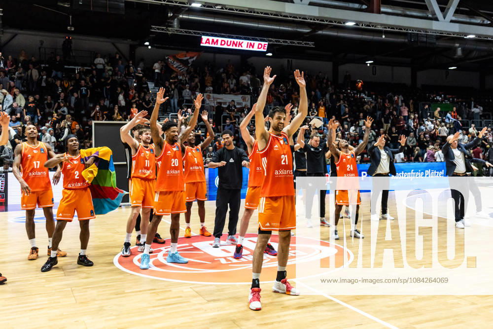 GER, BKT Eurocup, Basketball, Chemnitz, Niners Chemnitz vs. Neptunas Klaipeda, Mateo äeric of the Niners Chemnitz, 21, celebrates with the team at the Chemnitz Trade Fair, Chemnitz, Saxony, Germany