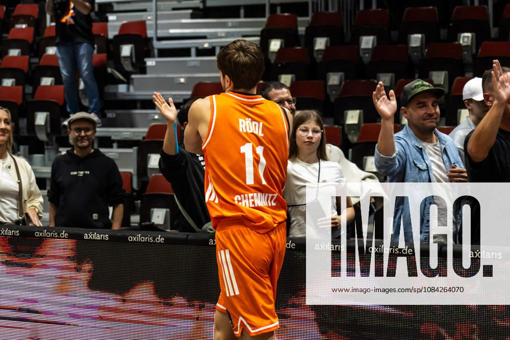 GER, BKT Eurocup, Basketball, Chemnitz, Niners Chemnitz vs. Neptunas Klaipeda, Elias Rödl of the Niners Chemnitz, 11, thanks the fans at the Chemnitz Trade Fair, Chemnitz, Saxony, Germany