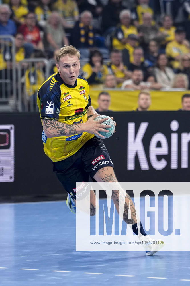 Edwin Aspenbäck RNL, 78, on the ball, cutout, full-body, single frame, single photo, action, 08 10 2026, Mannheim, Germany, handball, Bundesliga, Rhein-Neckar Löwen vs. ThSV Eisenach