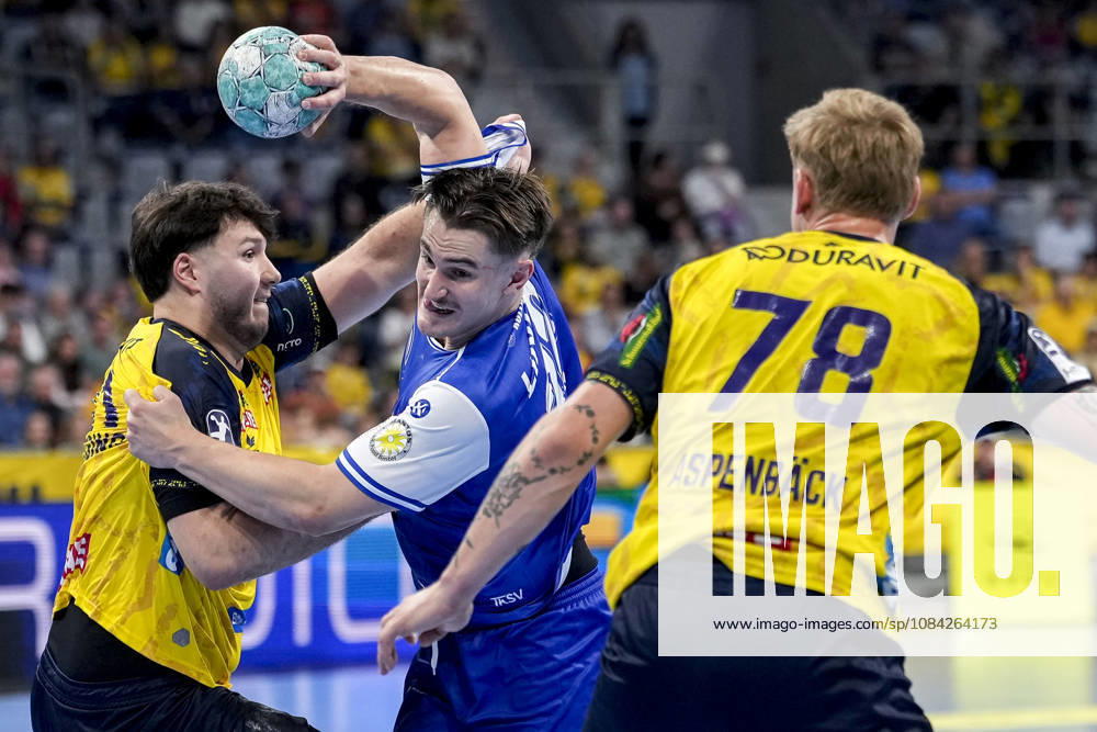 From left: Aron Seesing (RNL), 21, Felix Aellen (ThSV), 22, Edwin Aspenbäck (RNL), 78, tackle, game scene, duel, tackle, tackling, dynamic, action, 08 10 2026, Mannheim, Germany, handball, Bundesliga, Rhein-Neckar Löwen vs. ThSV Eisenach