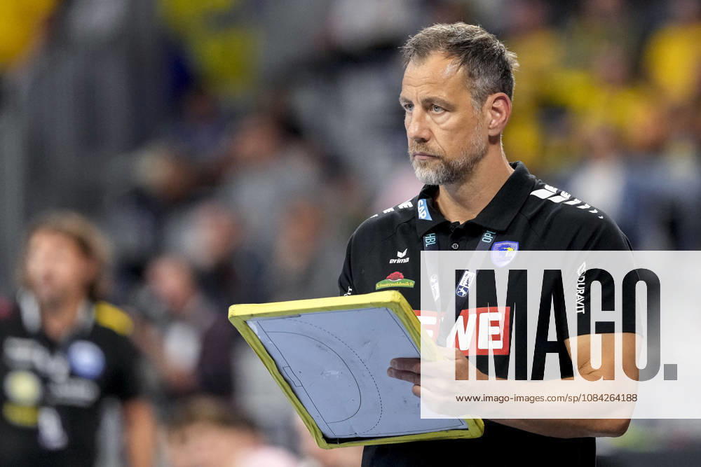 Maik Machulla, Coach, Head Coach, RNL, with a playboard; single frame, single photo, action shot, October 8, 2026, Mannheim, Germany; handball, Bundesliga, Rhein-Neckar Löwen vs. ThSV Eisenach