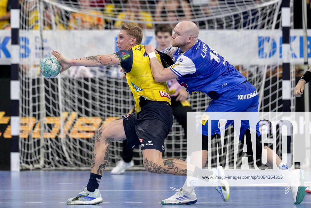 From left: Edwin Aspenbäck (RNL), 78, Peter Walz (ThSV), 14, tackle, game scene, duel, tackle, tackling, dynamism, action, 08 10 2026, Mannheim, Germany, handball, Bundesliga, Rhein-Neckar Löwen vs. ThSV Eisenach