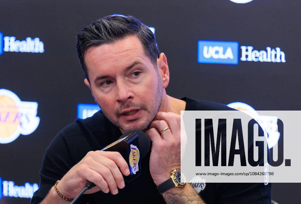 Head coach, JJ Redick of the Los Angeles Lakers during a press conference, PK, Pressekonferenz after winning a preseason NBA, Basketball Herren, USA game against the Sacramento Kings on Thursday October 8, 2026 at Crypto.com Arena in Los Angeles, California. Lakers defeat Kings, 114 -110. JAVIER ROJAS PI Los Angeles USA - ZUMAp124 20261008_zaa_p124_023