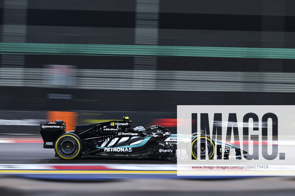 F1 - SINGAPORE GRAND PRIX 2026 12 KIMI ANTONELLI Andrea (ita), Mercedes AMG F1 Team W17, action during the 2026 Formula 1 Singapore Grand Prix, 17th round of the 2026 Formula One World Championship, WM, Weltmeisterschaft from October 9 to 11, 2026 on the Marina Bay Street Circuit, in Singapore, Singapore - SingaporeSingapore