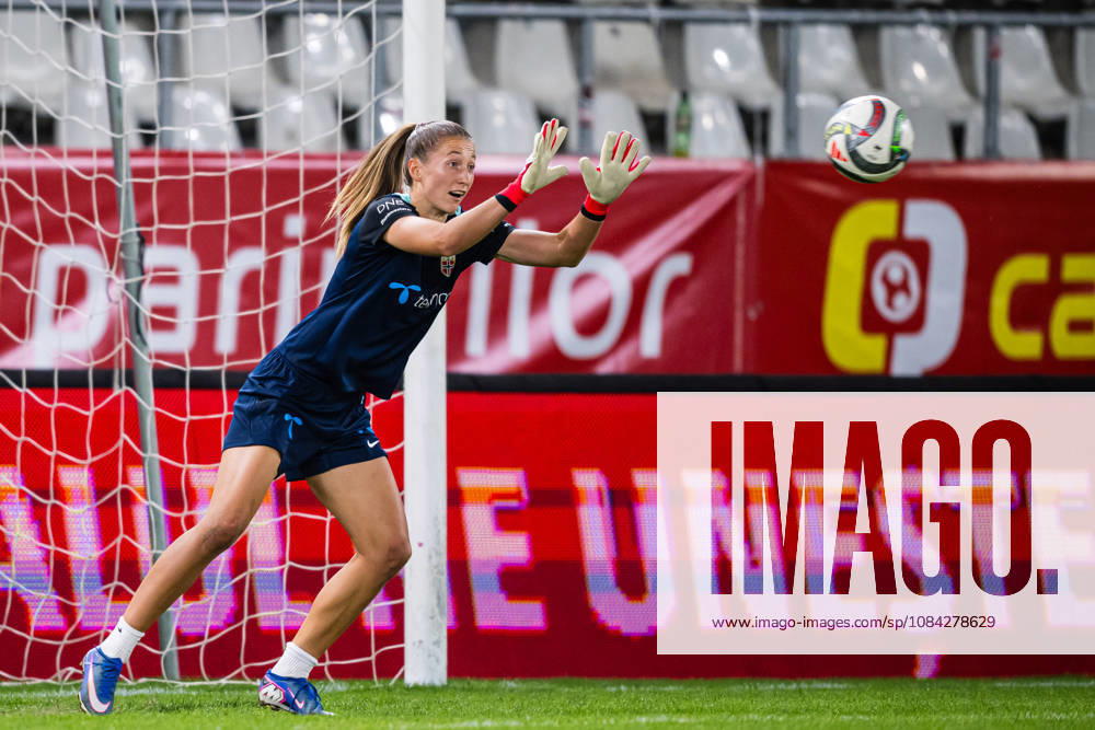 Goalkeeper Cecilie Haustaker Fiskerstrand of Norway warms up ahead of the FIFA Women’s World Cup Qualifier soccer match between Romania and Norway on October 9, 2026 in Bucharest. Photo by Marius Simensen, BILDBYRAN COP 238 bbeng women s FIFA World Cup qualifiers soccer football international match Norway Romania
