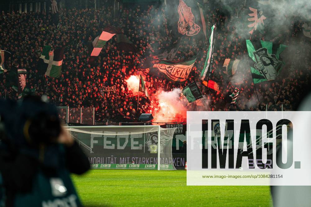 3rd Division, Matchday 8, SC Preußen Münster vs. Rot Weiss Essen at the LVM Preußenstadion, Preußen Münster. Pyro Fans: IMPORTANT NOTICE: In accordance with DFB and DFL regulations, it is prohibited to use or allow the use of photographs taken in the stadium and or during the game in the form of sequential images and or video-like photo series.