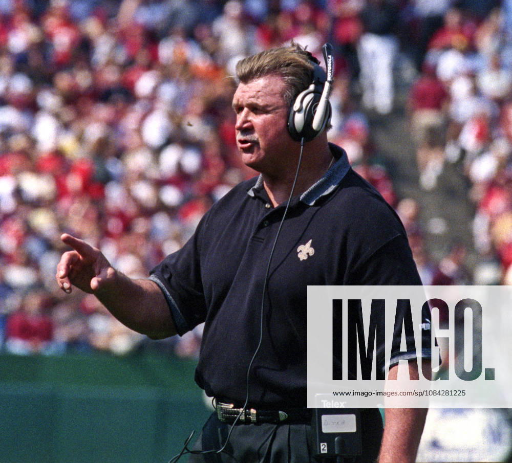 San Francisco, California, U.S - San Francisco 49ers vs. New Orleans Saints at Candlestick Park Sunday, September 19, 1999. 49ers beat Saints 28-21. Saints head coach Mike Ditka. NFL, American Football Herren, USA 1999: 49ers 28:21 Saints - ZUMAg52_ 19990919_zap_g52_018