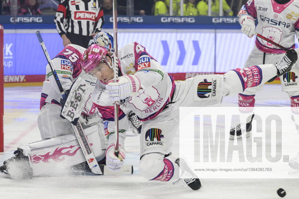 Pictured, from left: Jonas Neffin, Eisbären Berlin 75; Adam Smith, Eisbären Berlin 04; GER, Berlin, ice hockey, DEL 1, Eisbären Berlin vs. Grizzlys Wolfsburg, at the Uber Arena, October 9, 2026,