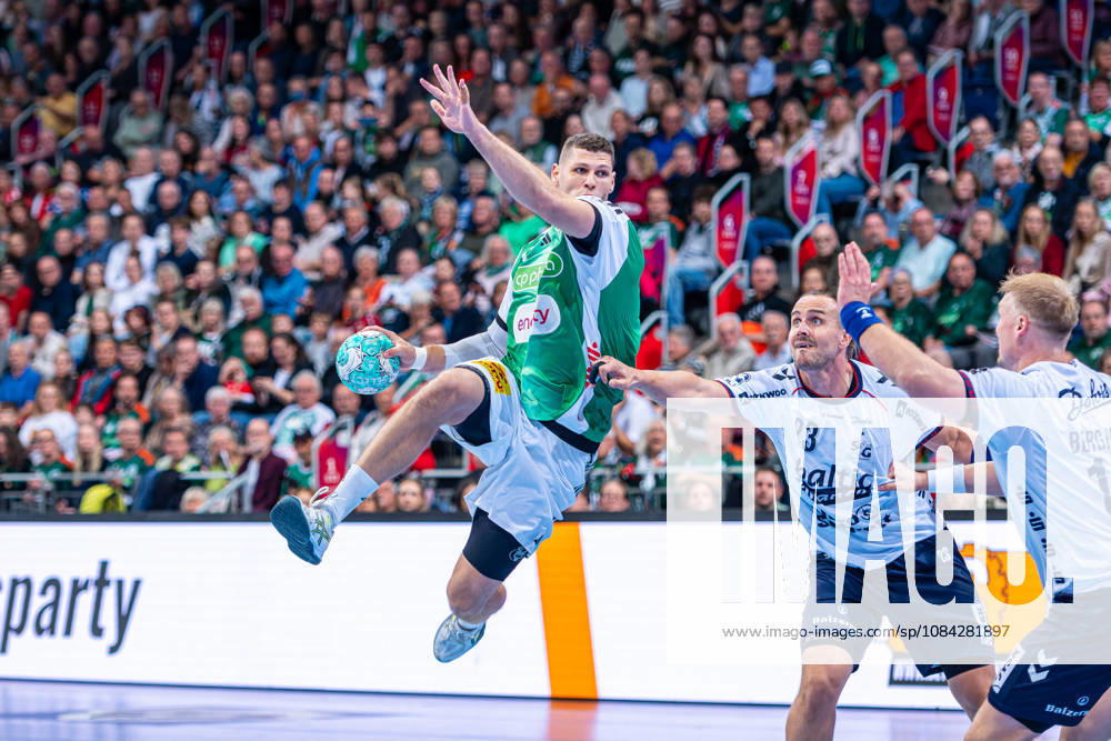 Sebastian Heymann of TSV Hannover Burgdorf, No. 11 (left), TSV Hannover Burgdorf (green) vs. SG Flensburg Handewitt (blue) on Matchday 8 of the 2026–2027 season in the Opel Handball Bundesliga on October 9, 2026, ZAG Arena Hannover, GER,