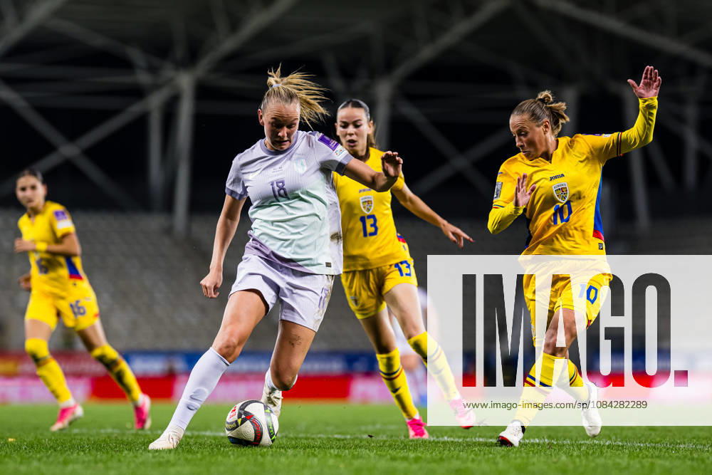 Frida Maanum of Norway and Mihaela Ciolacu of Romania during the FIFA Women’s World Cup Qualifier soccer match between Romania and Norway on October 9, 2026 in Bucharest. Photo by Marius Simensen. BILDBYRAN COP 238 bbeng women FIFA World Cup qualifiers soccer football international match Norway Romania