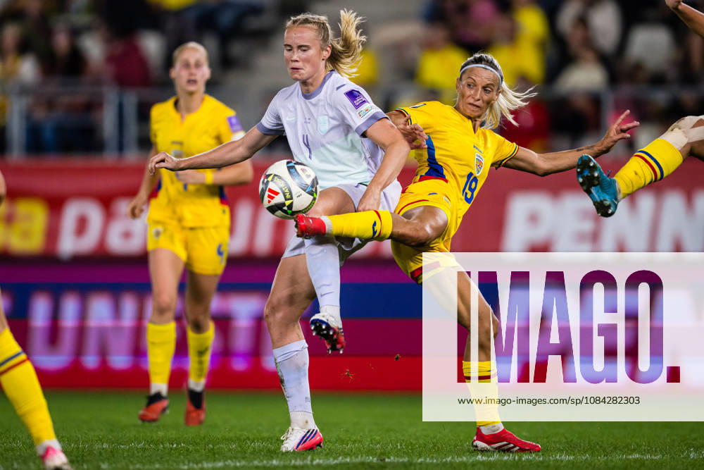 Julie Blakstad of Norway and Olga Iordachiusi of Romania during the FIFA Women’s World Cup Qualifier soccer match between Romania and Norway on October 9, 2026 in Bucharest. Photo by Marius Simensen. BILDBYRAN COP 238 bbeng women FIFA World Cup qualifiers soccer football international match Norway Romania