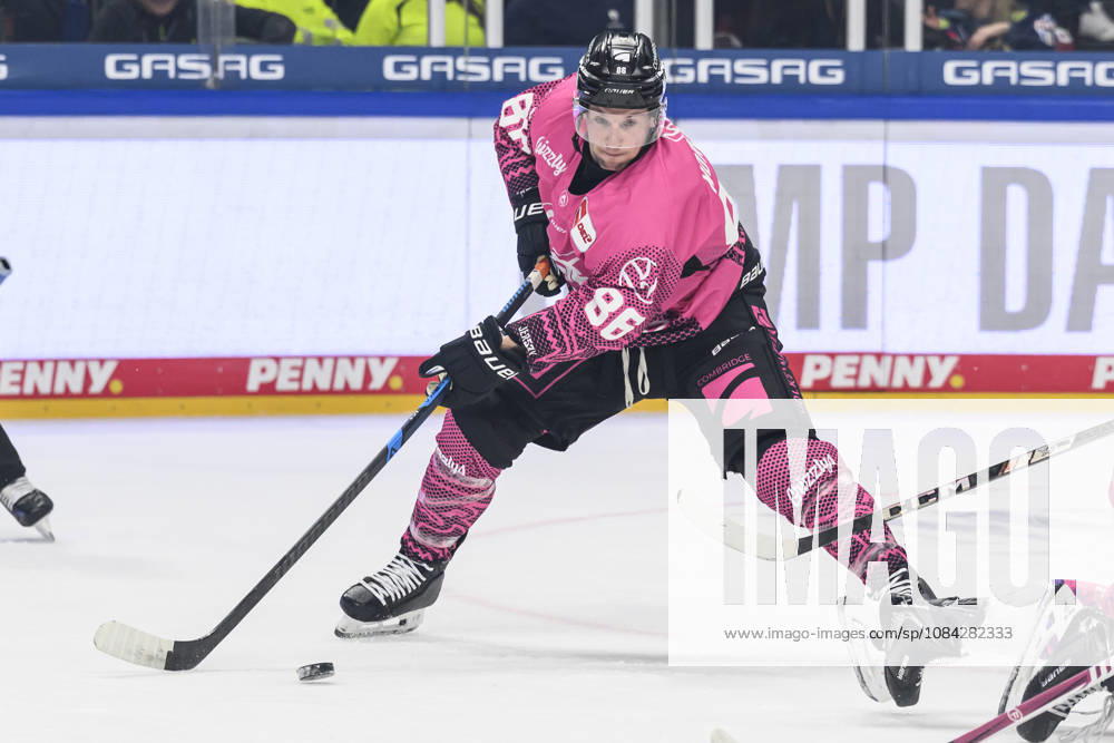 Pictured, from left: Tyler Morley of the Grizzlys Wolfsburg 86, on the attack, GER, Berlin, ice hockey, DEL 1, Eisbären Berlin vs. Grizzlys Wolfsburg, at the Uber Arena, October 9, 2026,