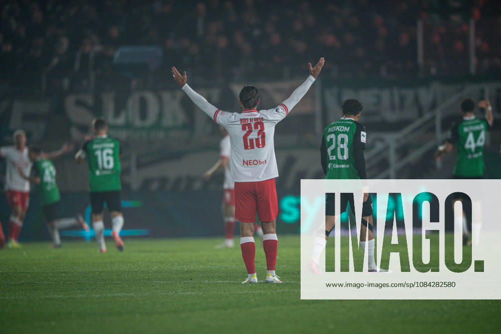 3rd Division, Matchday 8, SC Preußen Münster vs. Rot Weiss Essen at the LVM Preußenstadion. Jose Enrique Rios Alonso (Essen) raises his hands. IMPORTANT NOTICE: In accordance with DFB and DFL regulations, it is prohibited to use or allow the use of photographs taken in the stadium and or during the game in the form of sequential images and or video-like photo series